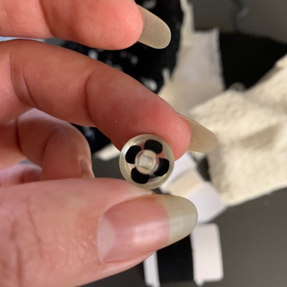 RARE Silhouette of Coco Chanel buttons and swatch - Picture 7 of 11